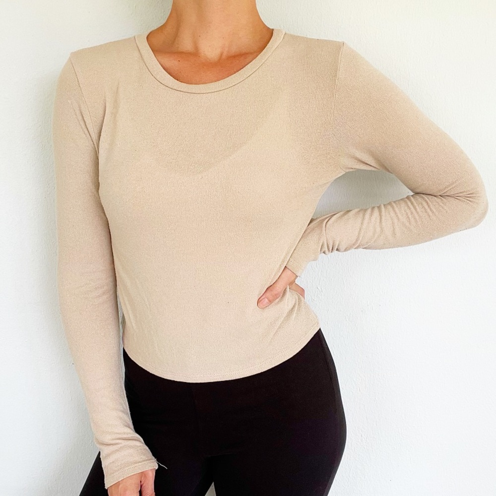 Charlotte Avery tan beige long sleeve stretchy knit crewneck top size small